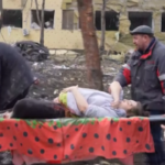 Ucraina: bombe su ospedale a Mariupol, i soccorritori in azione. Tra i feriti anche donne incinte e bambini