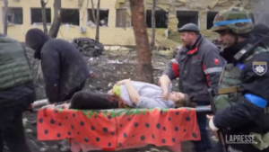 Ucraina: bombe su ospedale a Mariupol, i soccorritori in azione. Tra i feriti anche donne incinte e bambini