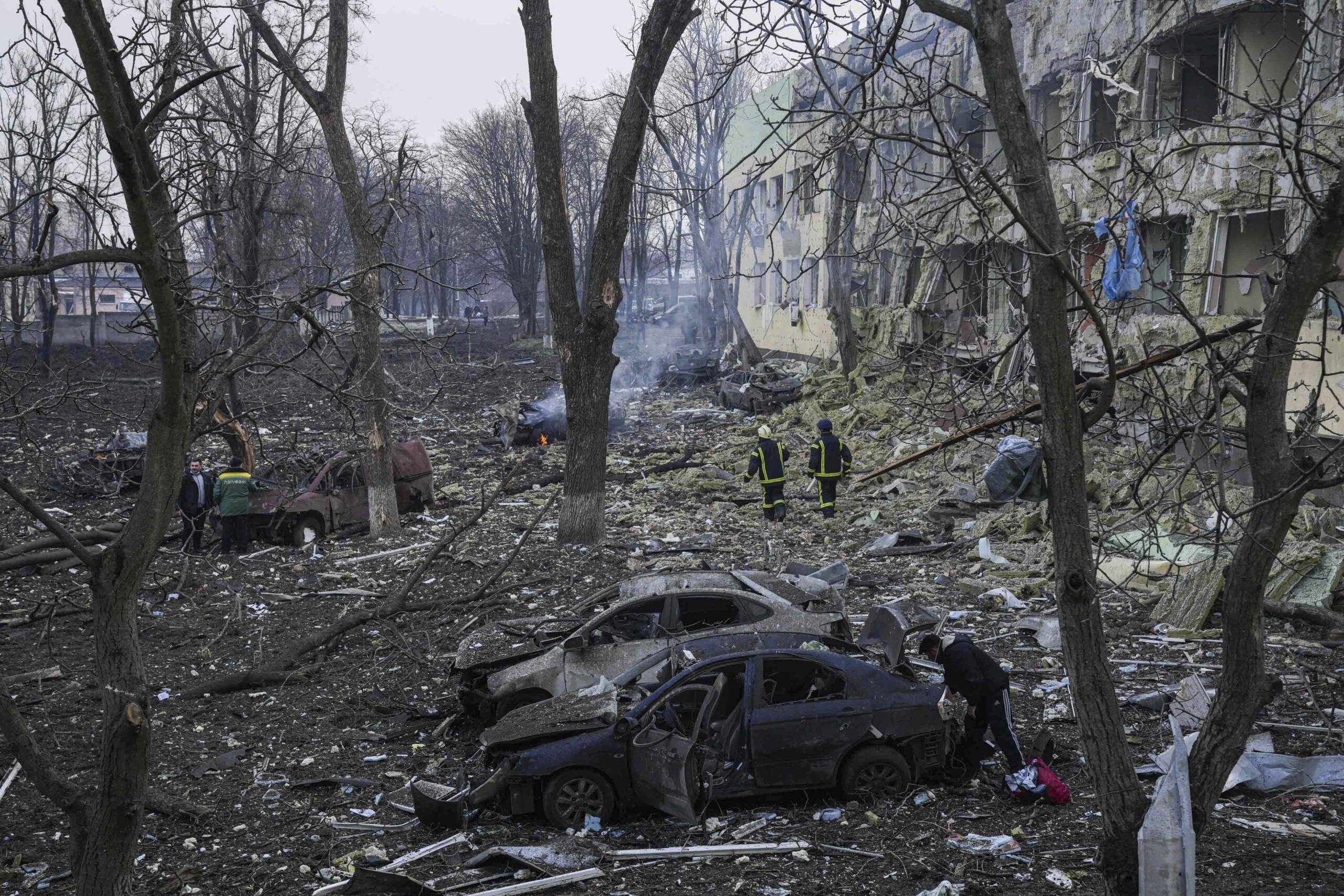 Ucraina: colpito ospedale pediatrico a Mariupol, Zelensky chiede no fly zone. Allarme a Chernobyl