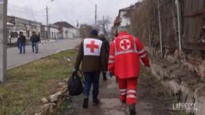 Ucraina, la Croce Rossa a Mariupol: “Qui non hanno più nulla”