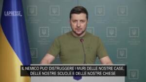 Zelensky: “Il nemico può distruggere le nostre case ma non la nostra anima”