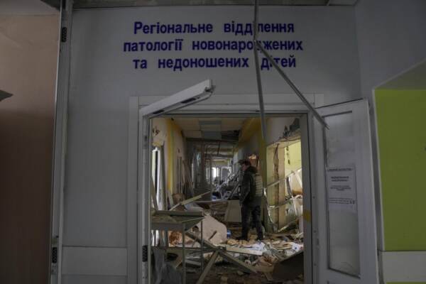 Raid russo su ospedale pediatrico a Mariupol pieno di bambini e donne incinte. Zelensky: “E’ un crimine di guerra”.  Per gli Usa è un barbaro uso della forza contro i civili