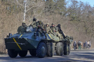 Guerra Russia-Ucraina, Kiev sotto assedio: continua la fuga dei civili