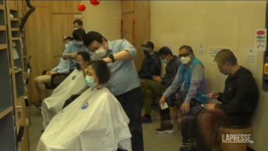 Covid: a Hong Kong riaprono i parrucchieri ma è ancora vietato cenare nei ristoranti