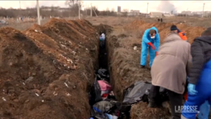 Ucraina: a Mariupol cadaveri sepolti in una fossa comune