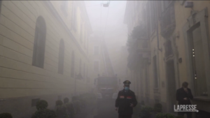 Milano, incendio in via della Spiga: fumo invade la zona, un ferito grave