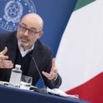 Carburanti, Cingolani: “Aumenti sono irragionevoli, una colossale truffa”