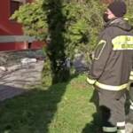 L’Aquila: discute col fratello e tira oggetti da balcone, panico fra i passanti