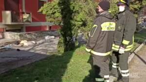 L’Aquila: discute col fratello e tira oggetti da balcone, panico fra i passanti