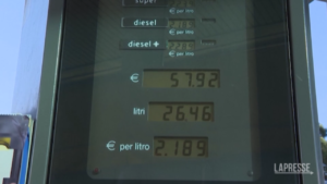 Caro benzina, la rassegnazione degli automobilisti romani: “Fra un po’ vado a piedi”