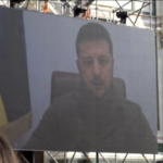 Zelensky collegato a Firenze: “Invasione cinica, una guerra terribile”