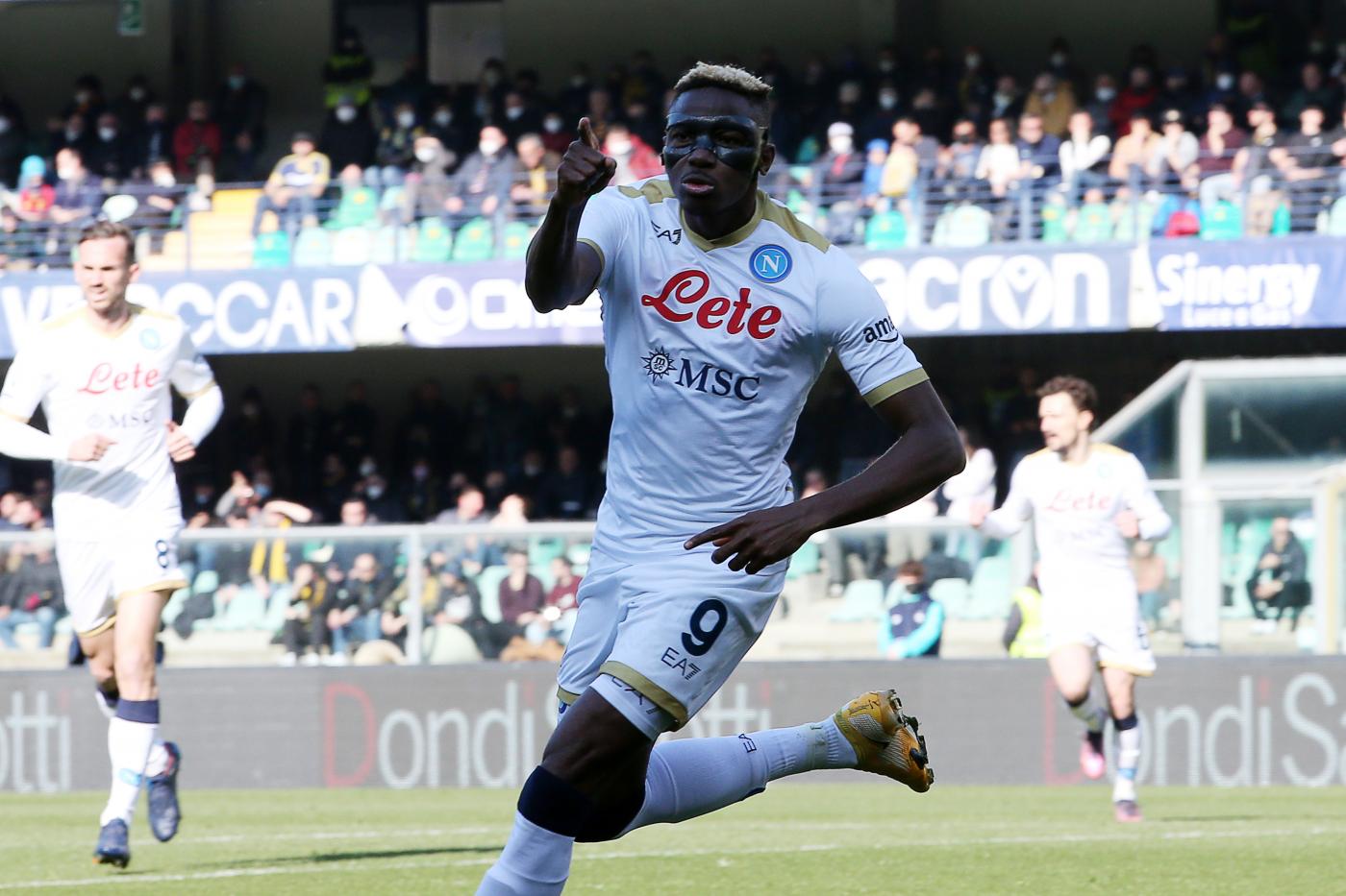 Calcio: Napoli resta in scia al Milan, doppietta Osimhen stende Verona