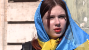 Ucraina, la comunità in piazza a Roma difende la resistenza: “Noi come i partigiani italiani”