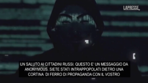Ucraina, il messaggio di Anonymous ai russi: “Per porre fine al conflitto dovete rimuovere Putin”