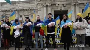 Milano, la comunità ucraina in corteo contro l’attacco russo: “Fermate il massacro”