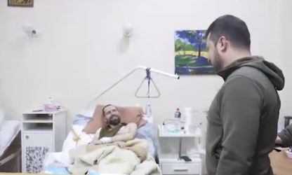 Volodymyr Zelensky visita i combattenti ucraini feriti in ospedale