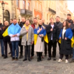 L’inno ucraino in piazza a Leopoli: l’esibizione da brividi dei cantanti lirici