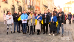 L’inno ucraino in piazza a Leopoli: l’esibizione da brividi dei cantanti lirici