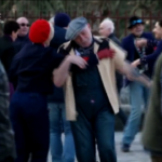 Covid: Parigi allenta le restrizioni, una ballerina festeggia danzando in strada