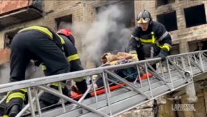 Ucraina: a Kiev colpito palazzo residenziale, nel video il salvataggio di una donna anziana