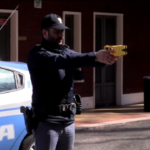 Taser, al via la sperimentazione in polizia: “Nasce per scopi dissuasivi”