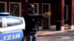 Taser, al via la sperimentazione in polizia: “Nasce per scopi dissuasivi”