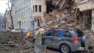 Ucraina: palazzina residenziale di 4 piani distrutta dalle bombe a Kharkiv