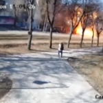 Ucraina, bombe su Kiev: il missile cade a pochi metri dai passanti