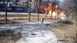 Ucraina, bombe su Kiev: il missile cade a pochi metri dai passanti