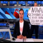 Ucraina, blitz contro la guerra durante diretta Tg su canale russo: “Non credete a propaganda”