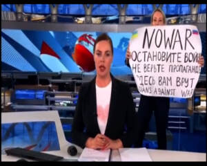 Ucraina, blitz contro la guerra durante diretta Tg su canale russo: “Non credete a propaganda”