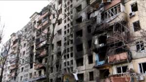 Ucraina: bombe su condominio a Kiev, l’edificio distrutto