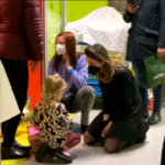 Milano, la rete di solidarietà che accoglie e cura i bimbi ucraini: “Traumatizzati dalla guerra”