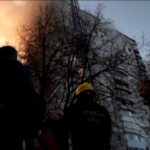 Ucraina, i soccorsi dopo il bombardamento del palazzo di Sviatoshynskyi: almeno quattro morti