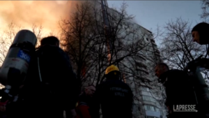 Ucraina, i soccorsi dopo il bombardamento del palazzo di Sviatoshynskyi: almeno quattro morti