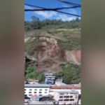 Perù, frana collina e travolge decine di case