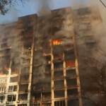 Ucraina: nuovo attacco a Kiev, in fiamme palazzo di 15 piani