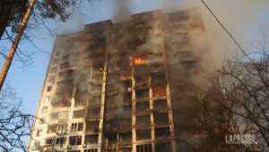 Ucraina: nuovo attacco a Kiev, in fiamme palazzo di 15 piani