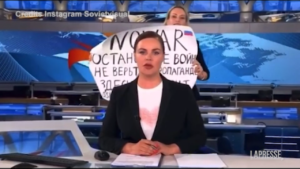 Russia, rilasciata e multata la giornalista anti-guerra