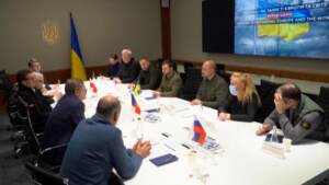 Zelensky incontra i tre leader Ue: “Forte segno di sostegno”. Putin: “Ucraina non seria in ricerca soluzione”. Podolyak: “Negoziati difficili, ma c’è spazio per compromesso”