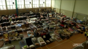 Ucraina: centinaia di rifugiati in un centro sportivo a Medyka, in Polonia