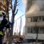 Kiev, edificio di 12 piani danneggiato dall’artiglieria russa