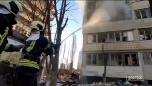 Kiev, edificio di 12 piani danneggiato dall’artiglieria russa