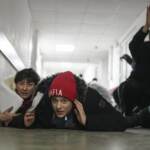 Ucraina, la Russia bombarda un teatro-rifugio a Mariupol e i civili in fila per il pane Chernihiv