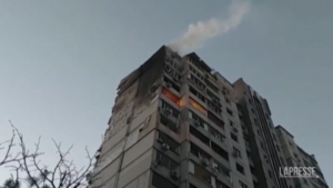Kiev, bombardato edificio di 16 piani: almeno un morto e tre feriti