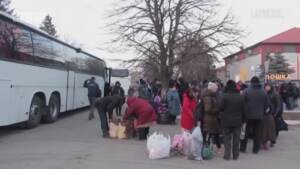 Ucraina, evacuati da Mariupol arrivano nel Donetsk: “E’ tutto distrutto”