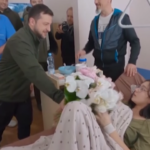 Ucraina, Zelensky visita i feriti all’ospedale di Kiev: il mazzo di fiori a una ragazza