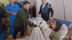 Ucraina, Zelensky visita i feriti all’ospedale di Kiev: il mazzo di fiori a una ragazza