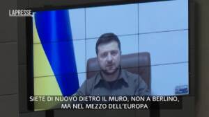 Zelensky al Bundestag cita Reagan: “Tirate giù questo muro, ogni bomba che cade in Ucraina alza muro con Europa”