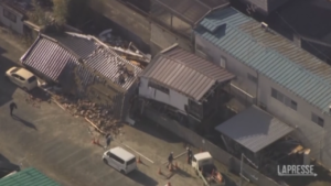 Fukushima dopo la scossa di terremoto: treni deragliati e danni ad alcuni edifici